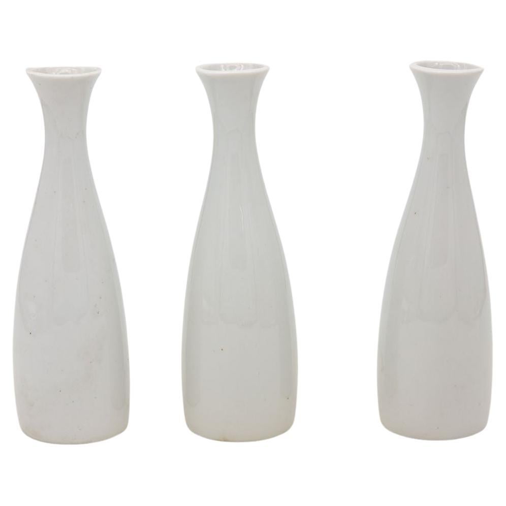 Collezione di tre vasi bianchi a bocciolo singolo, French Collection, inizio 21° secolo. in vendita