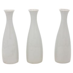 Collezione di tre vasi bianchi a bocciolo singolo, French Collection, inizio 21° secolo.