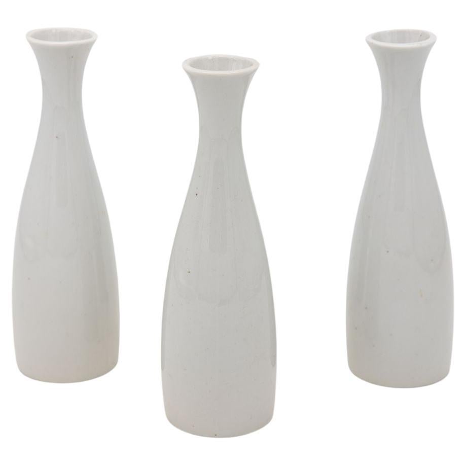 Collezione di tre vasi bianchi a bocciolo singolo, French Collection, inizio 21° secolo.