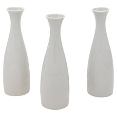 Collection de trois vases à bourgeons blancs, français, début du 21e siècle