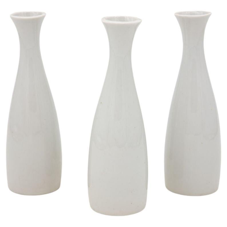 Collezione di tre vasi bianchi a bocciolo singolo, French Collection, inizio 21° secolo.