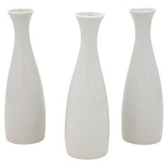Collezione di tre vasi bianchi a bocciolo singolo, French Collection, inizio 21° secolo.