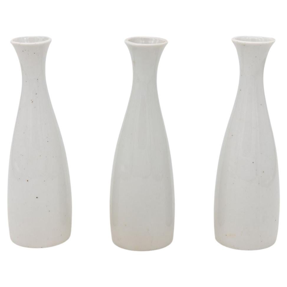 Collection de trois vases à bourgeons blancs, français, début du 21e siècle