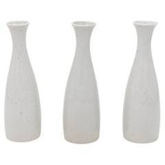 Collezione di tre vasi bianchi a bocciolo singolo, French Collection, inizio 21° secolo.