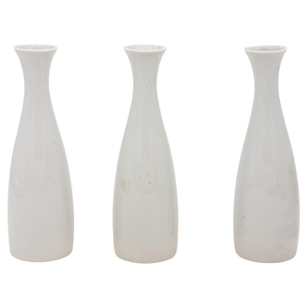 Collezione di tre vasi bianchi a bocciolo singolo, French Collection, inizio 21° secolo.