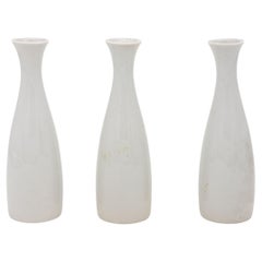 Collezione di tre vasi bianchi a bocciolo singolo, French Collection, inizio 21° secolo.