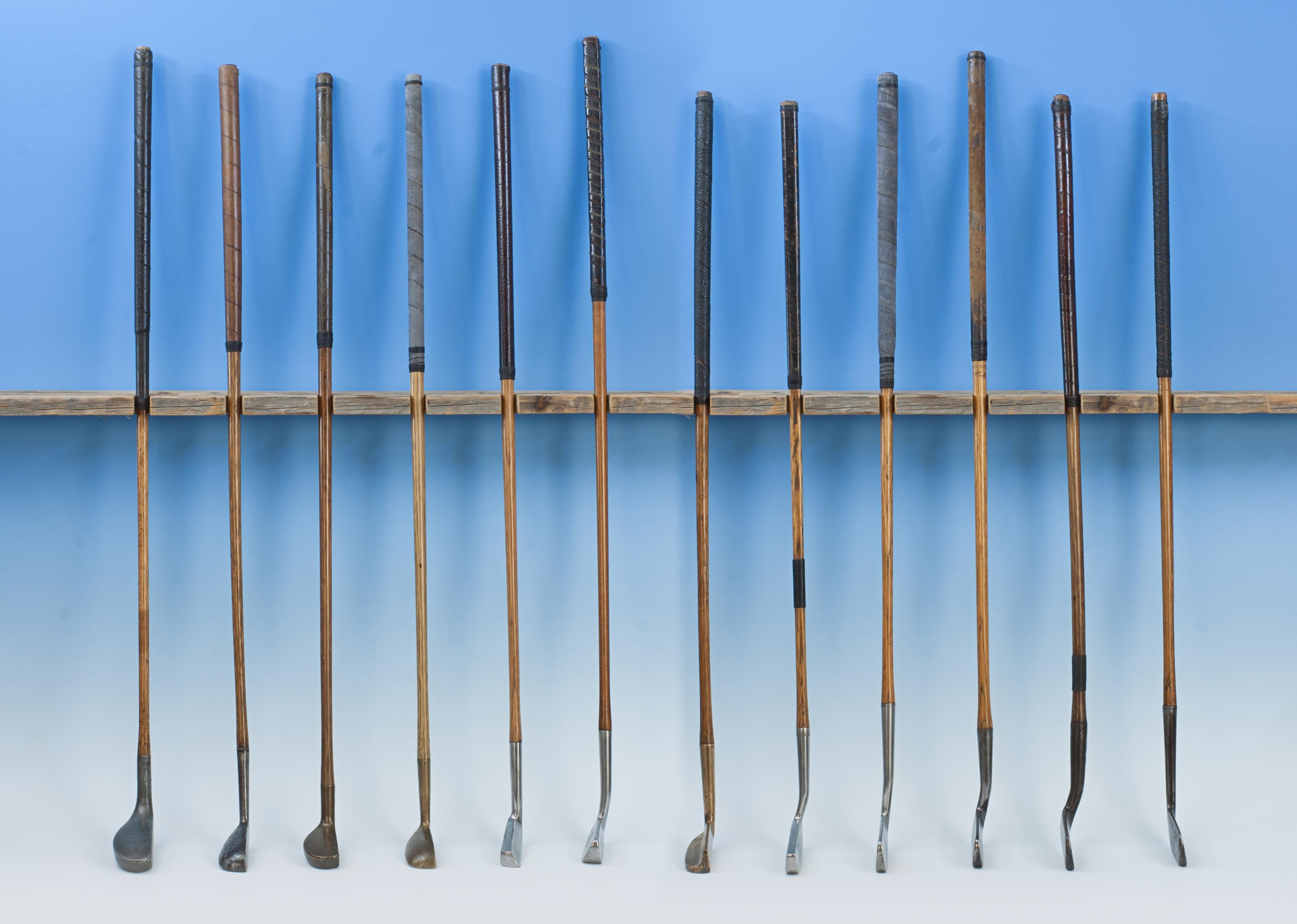 Selezione di mazze da golf vintage in hickory, putter.
Una splendida selezione di putter con asta in hickory. Questa è una grande collezione da sola o potrebbe essere la base di una collezione ancora più grande. L'elenco dei dodici putter è