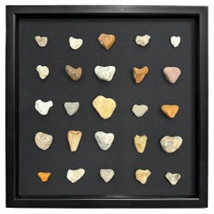 Collection de vingt-cinq pierres de cœur encadrées