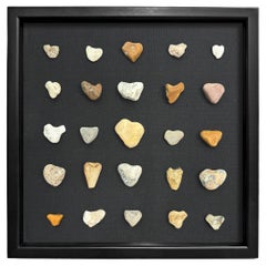 Colección de veinticinco piedras corazón enmarcadas