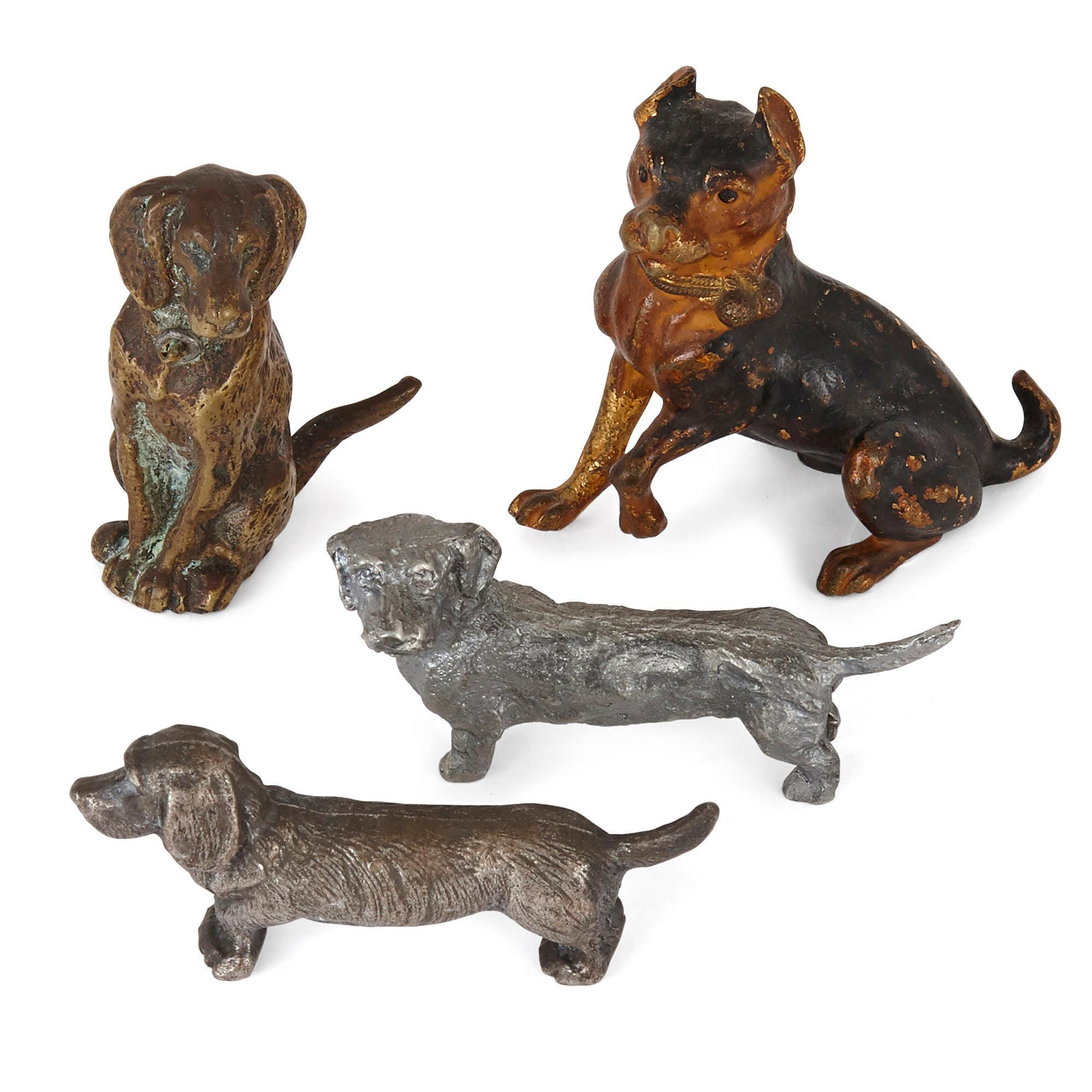 20ième siècle Collection de vingt-deux chiens en métal de différents types en vente