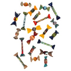 Collection de vingt-un candélabres en verre d'art enveloppés de Murano Glass