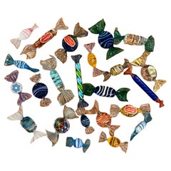 Collection de vingt-trois candélabres en verre d'art enveloppés de Murano Glass