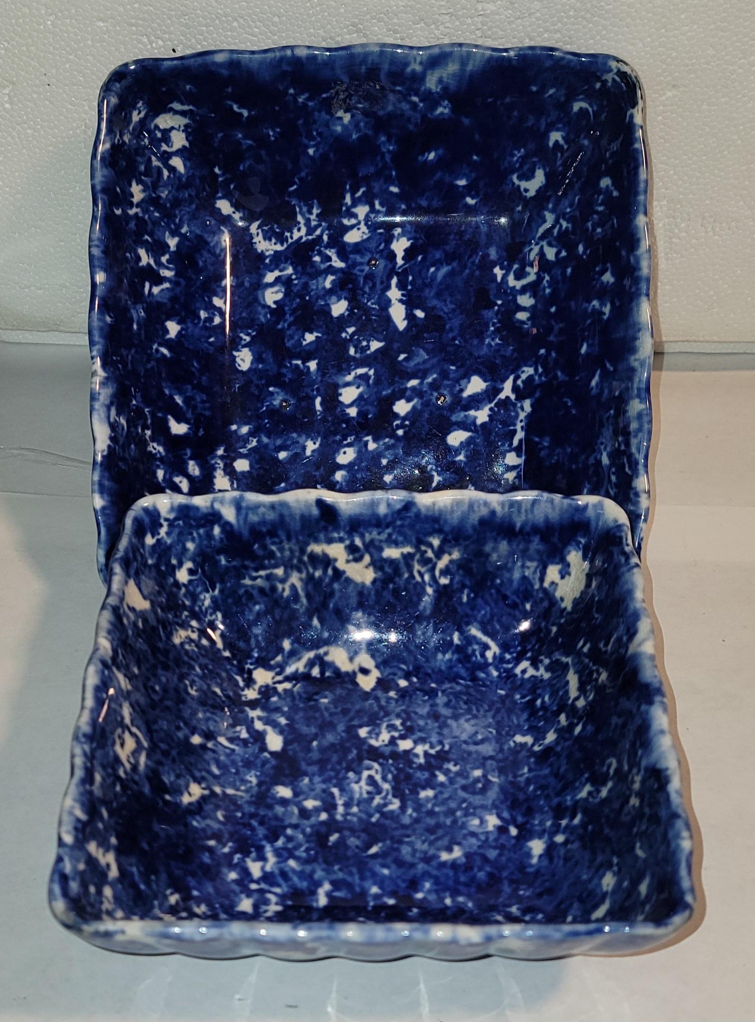 Ces spongiaires bleu et blanc du 19e siècle  Les bols de service et les mesures sont mesurés et sont approximatifs.les deux sont en bon état.
Le grand bol mesure - 7,25 x 7,5 x 2,25
Mesures du petit bol  - 6.25 x 6.25 x 2