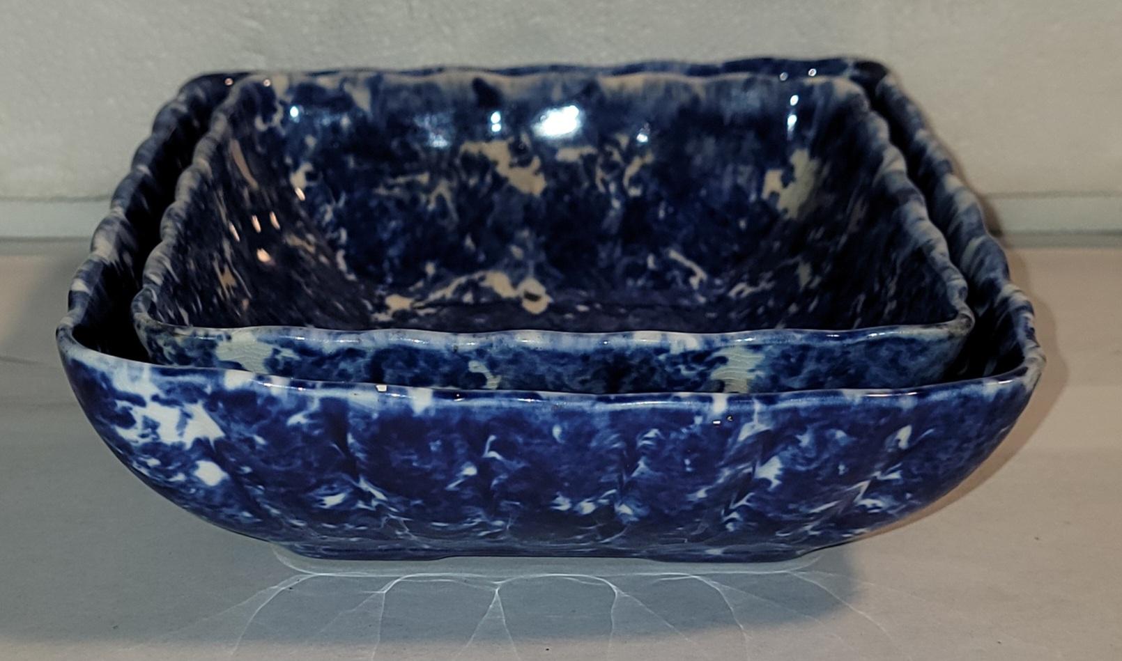 Collection de deux bols de service en éponge du 19e siècle Bon état - En vente à Los Angeles, CA