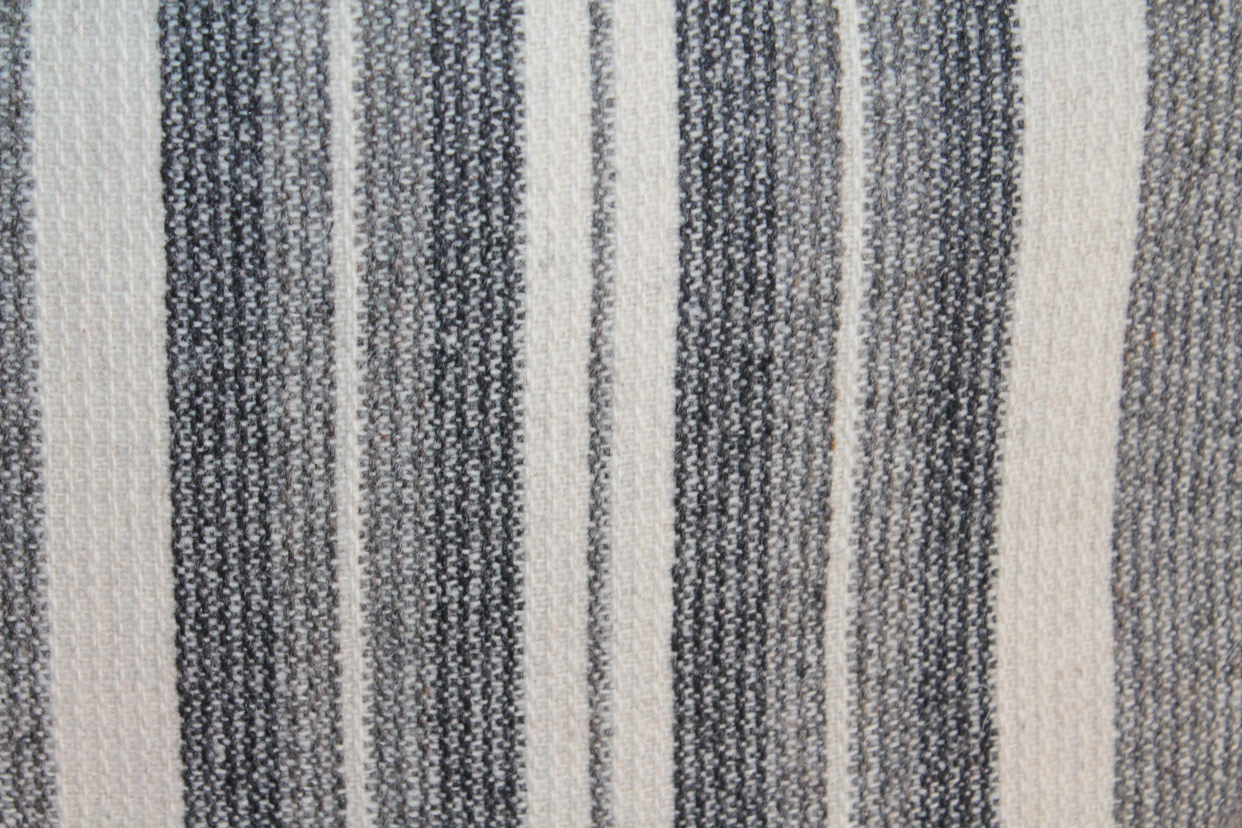 Kollektion von zwei Paaren gewebter Kissen mit grauen Streifen (amerikanisch) im Angebot