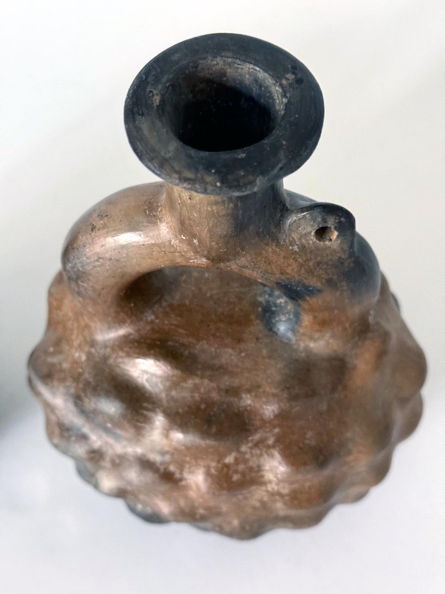Collectional di due vasi a staffa in ceramica Pre-Columbian Cupisnique Perù in vendita 3