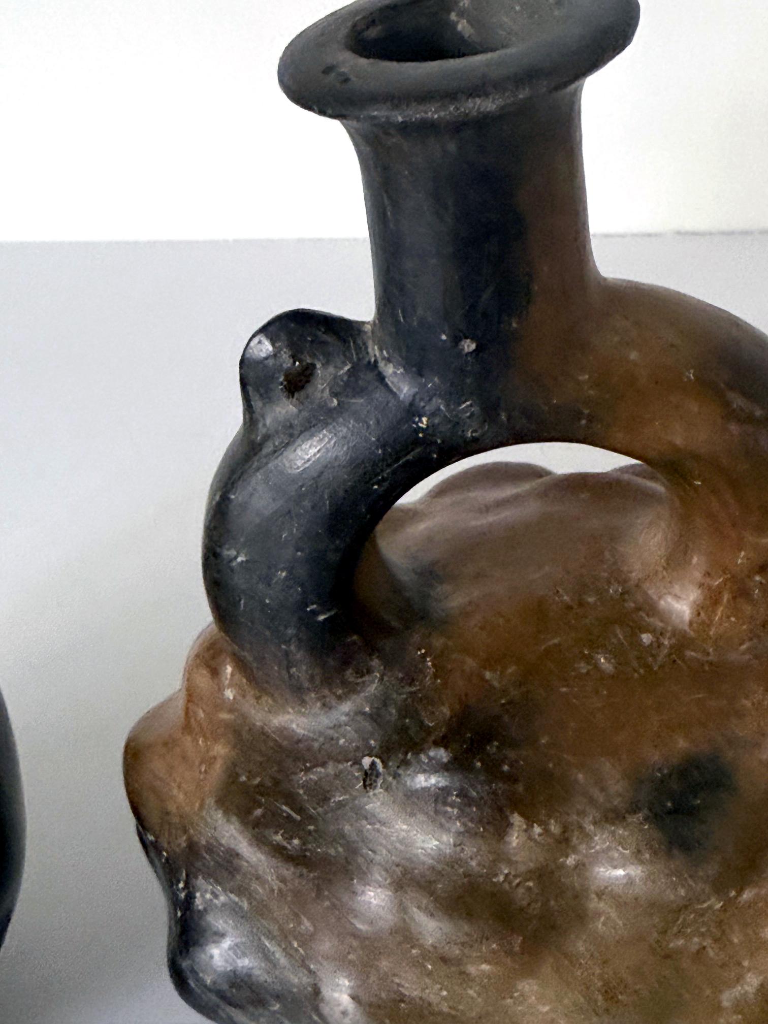 Collectional di due vasi a staffa in ceramica Pre-Columbian Cupisnique Perù in vendita 4