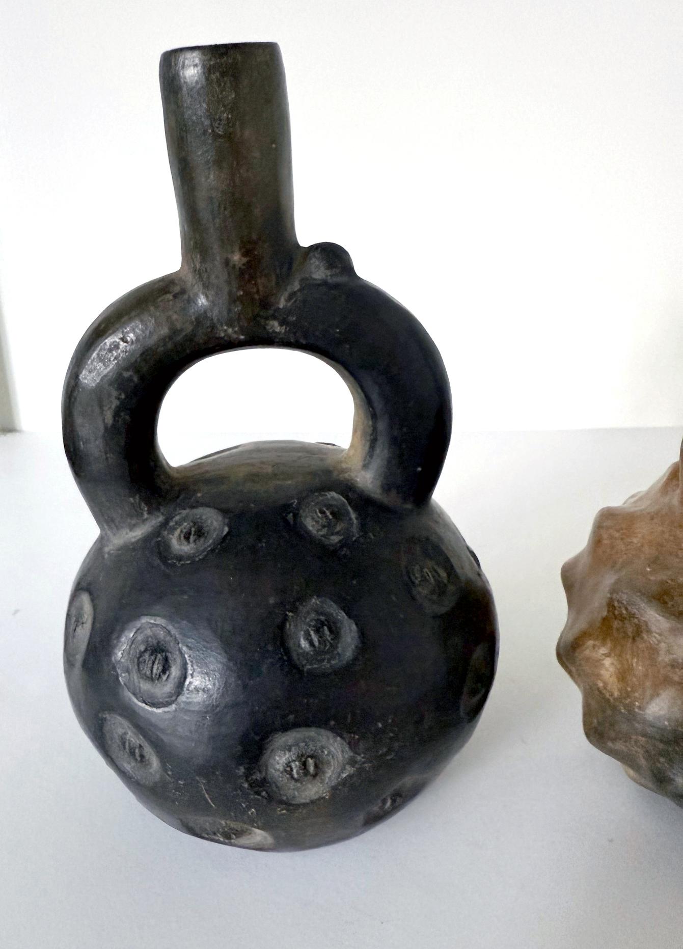 Precolombiano Collectional di due vasi a staffa in ceramica Pre-Columbian Cupisnique Perù in vendita