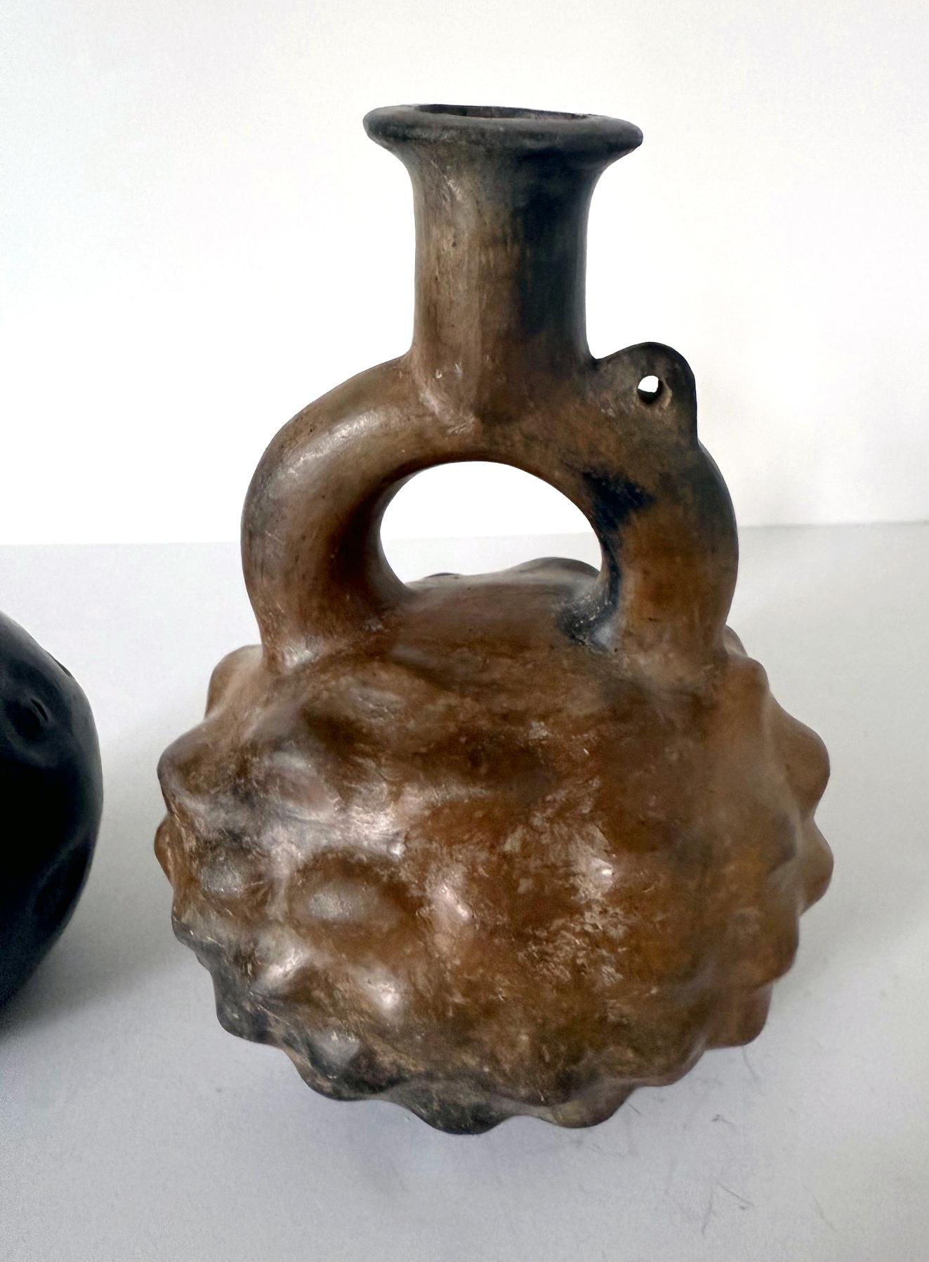 Peruviano Collectional di due vasi a staffa in ceramica Pre-Columbian Cupisnique Perù in vendita