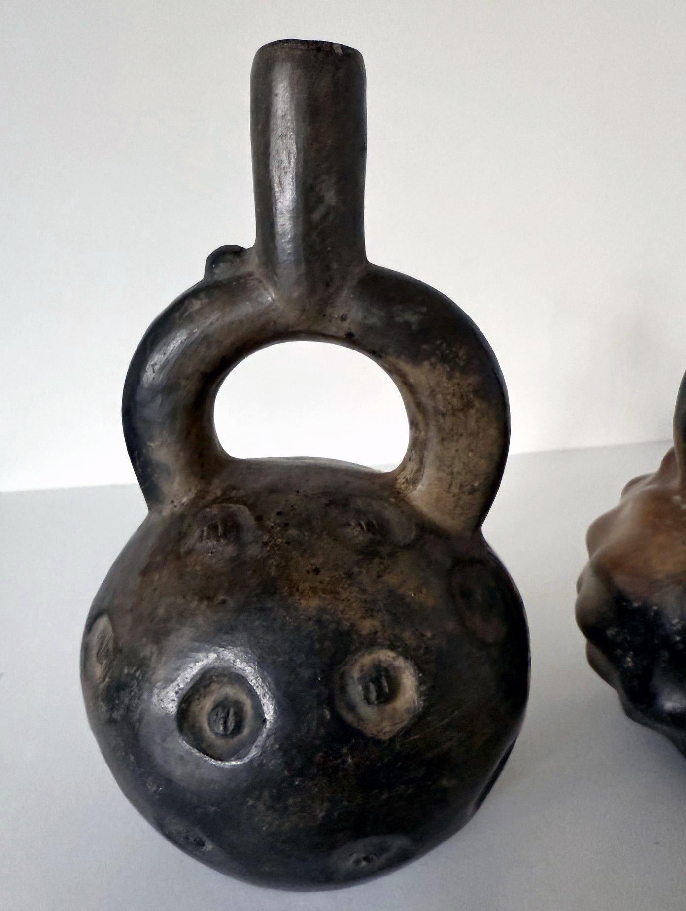 Fino al XVIII secolo Collectional di due vasi a staffa in ceramica Pre-Columbian Cupisnique Perù in vendita