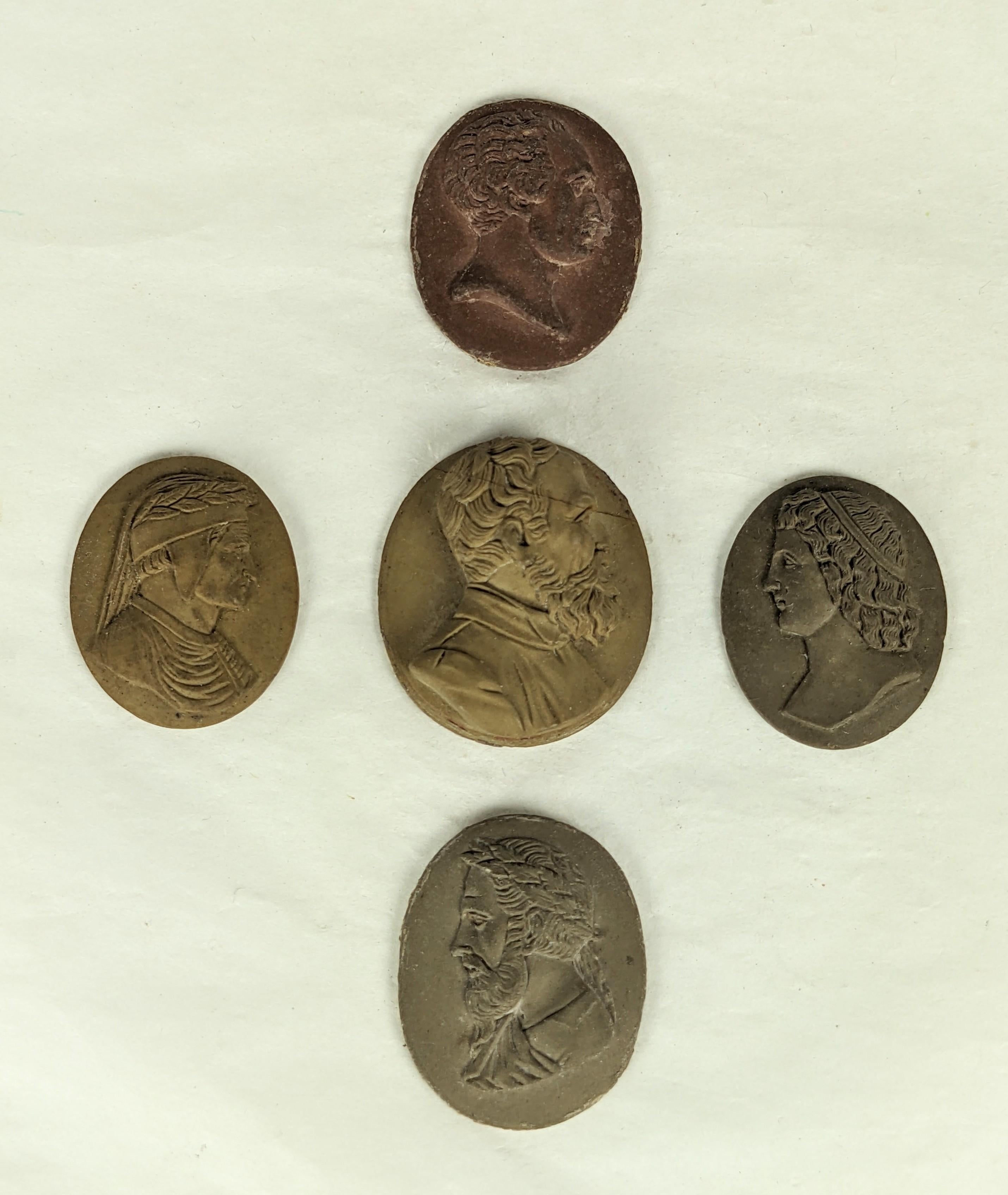 Sammlung von 5 unmontierten Lava-Kameen aus dem 19. Verschiedene Profile bekannter Figuren in verschiedenen Farbtönen aus handgeschnitzter Lava. Die zentrale Kamee hat eine Linie quer über die Stirn, aber der Rest ist in Ordnung. Größte 1,25