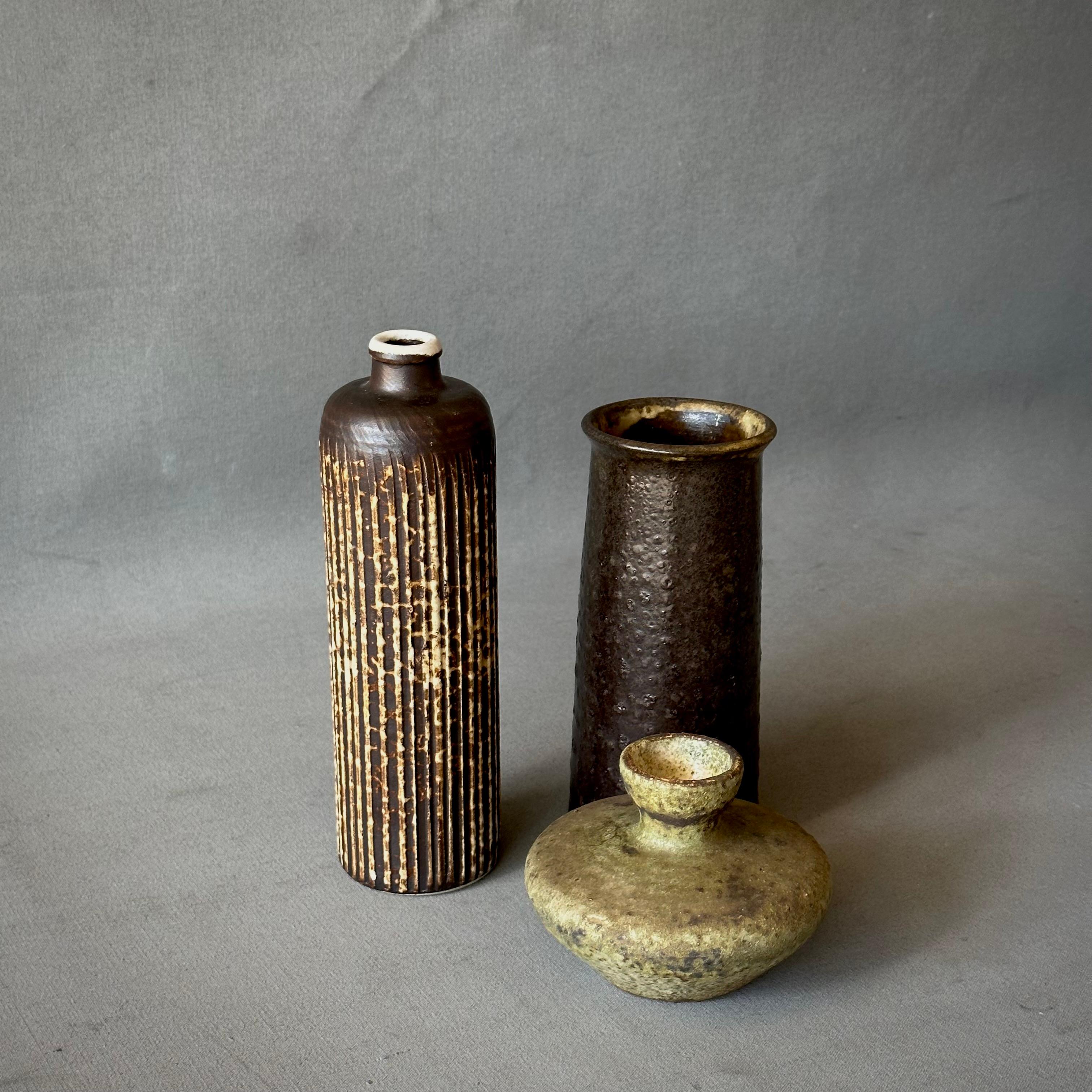 Collectional de trois vases en poterie de Studio dans les tons bruns de la terre.

Belgique, vers 1970

Dimensions les plus grandes : 4L x 4P x 8H