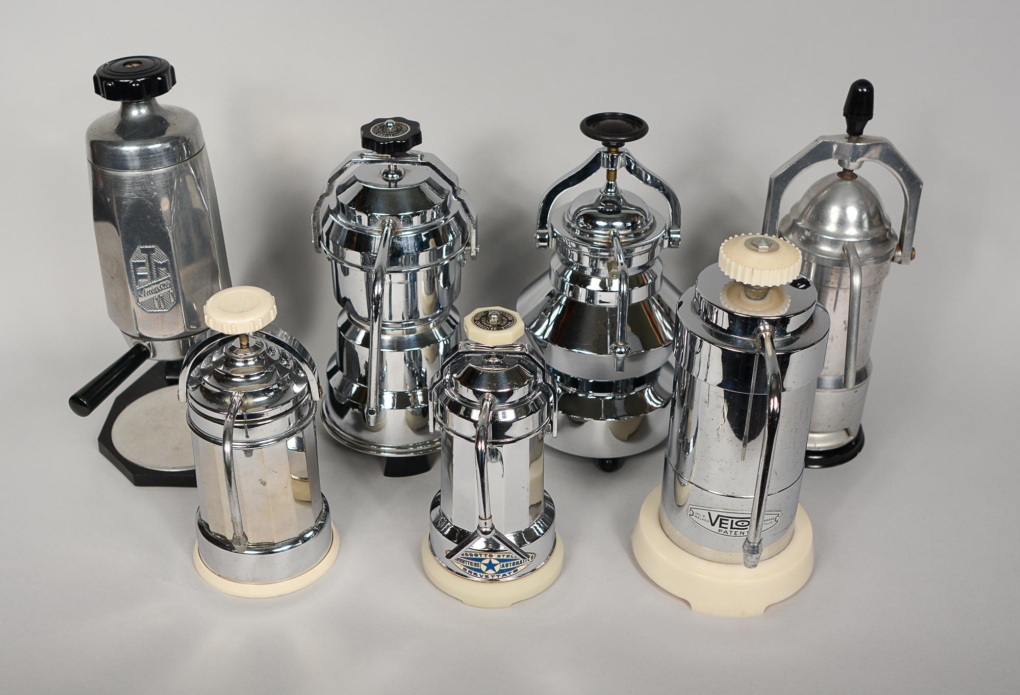 Collectional de sept machines à espresso vintage. Cinq d'entre eux ont une finition chromée et les deux autres sont en aluminium. Il y a un Paradiso, un Velox, un Prodotto Stella, un Zenit, un FTM, une Caffettiera Stella et un sans marque. Ils sont