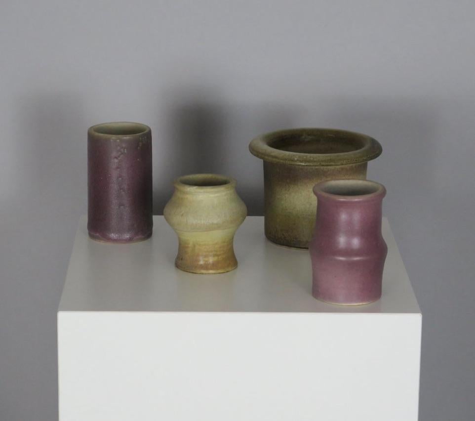 Collection of Beautifully Glazed Hand-Built Vintage Studio Pottery. Deutsch und Niederländisch, um 1950. Auf der Unterseite von unbekannten Künstlern signiert.

Von links nach rechts: 4