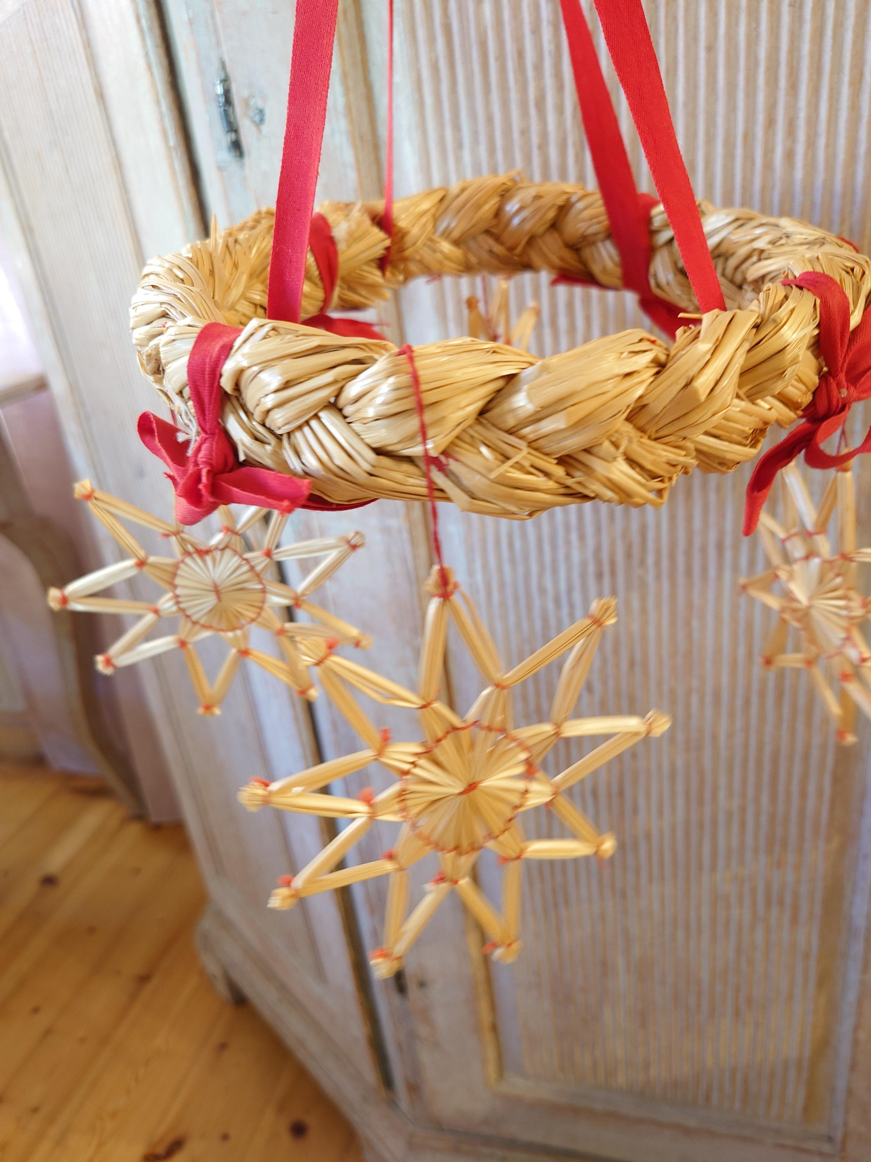 Sammlung von  alter schwedischer handgewebter Strohweihnachtsschmuck. im Angebot 6