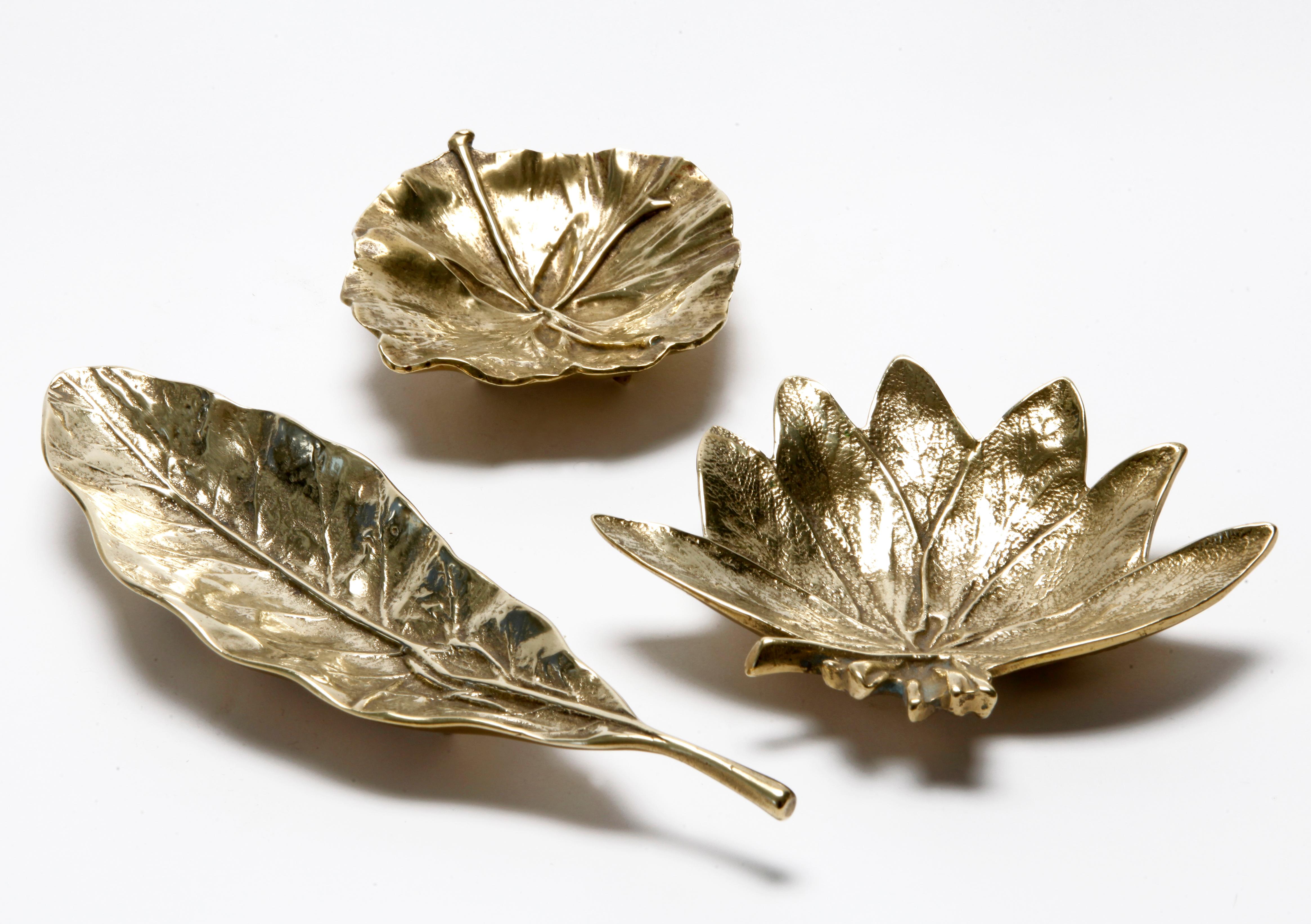 Collection of Virginia Metalcraft Cast Brass Leaf Trays/Set of 3 In Good Condition In Malibu, CA