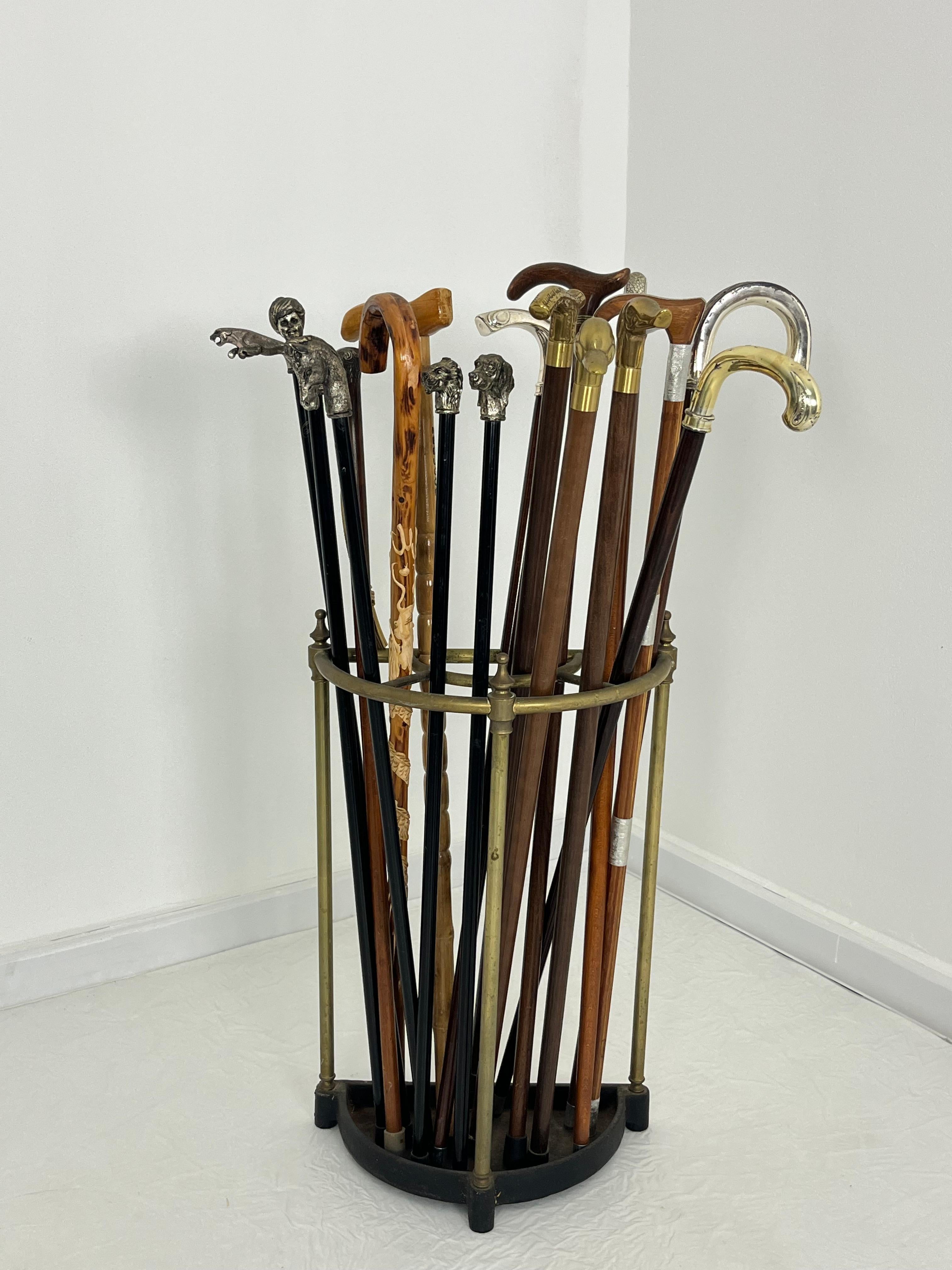 Collection of walking sticks with brass cane holders, 1960er Jahre
Satz von 17 Spazierstöcken, einige aus Holz, einige mit Messingteilen, einige aus versilbertem Metall und einige aus Zinn.
Gefunden in einer noblen Wohnung in meiner Heimatstadt