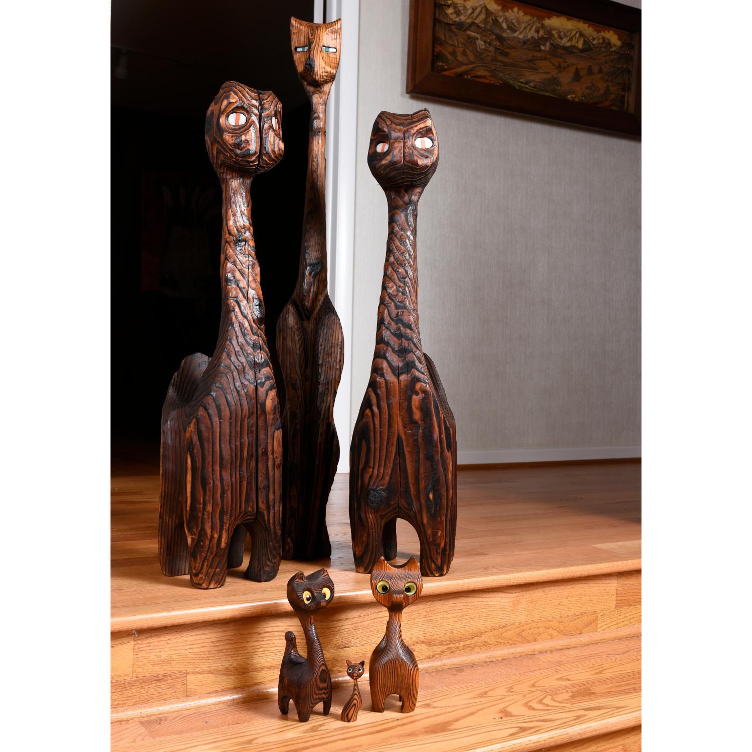 Rare collection de figurines et de sculptures de chats tiki sculptées par Witco. Ce groupe comprend six chats. Il y a deux grands modèles Meathead avec des yeux orange et blancs. Un grand chat siamois maigre rejoint le groupe, ainsi que deux petits