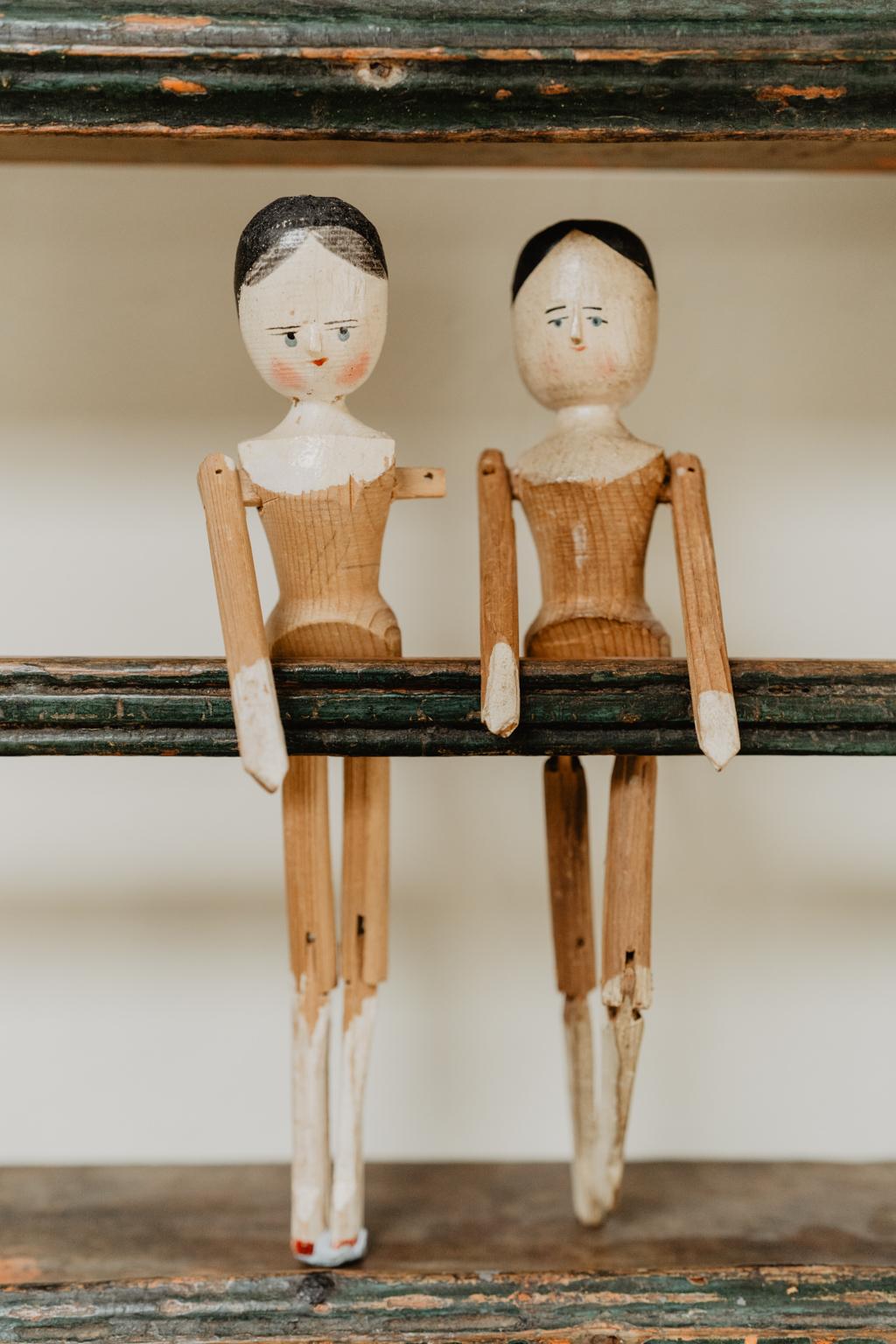 A great collection of 12 wooden peg dolls. Collector’s item from England,
made from the early 20th century till mid-20th century.
Dimensions 23, 24, 25, 30 and 31 cm, 3 very tiny ones 5 cm.