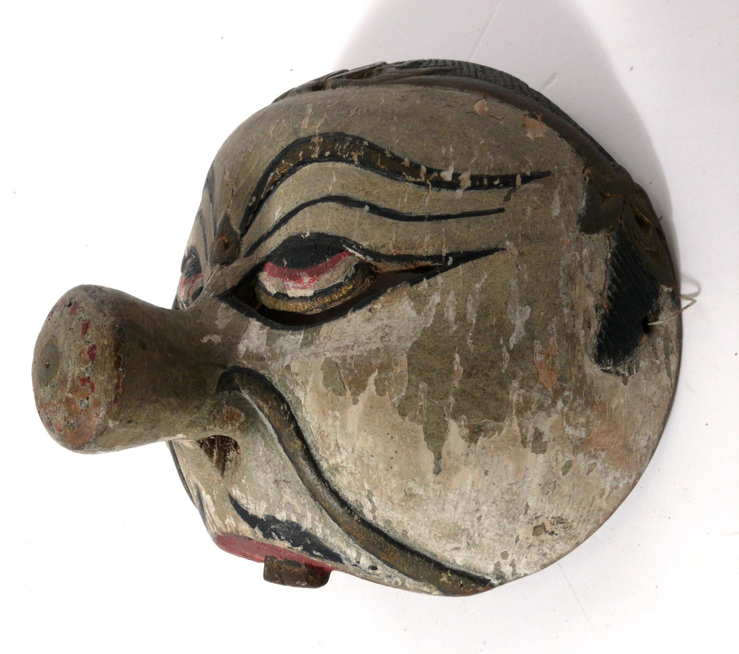 Collection de masques d'art populaire sculptés à la main de voyageurs du monde entier en vente 3