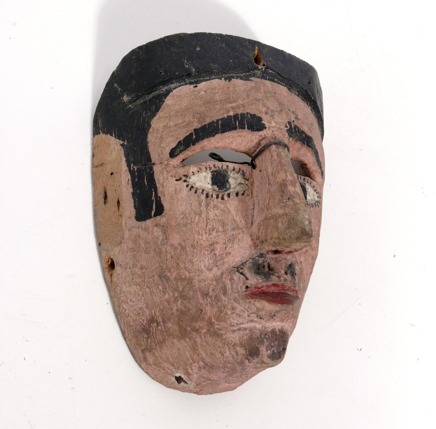 Collection de masques d'art populaire sculptés à la main de voyageurs du monde entier en vente 4