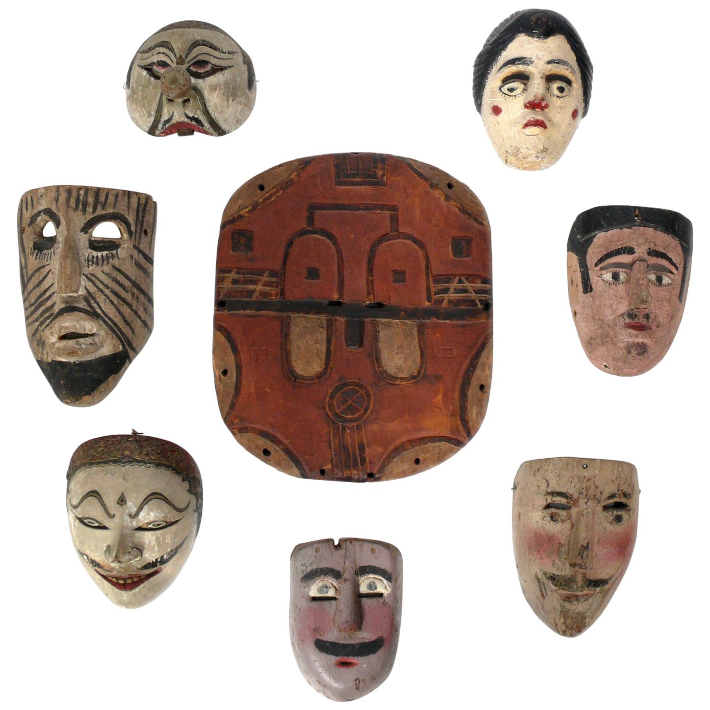 Collection de masques d'art populaire sculptés à la main de voyageurs du monde entier en vente