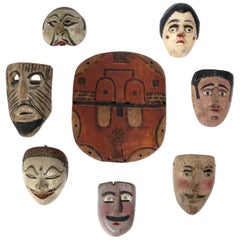 Colección de máscaras de arte popular talladas a mano por viajeros de todo el mundo