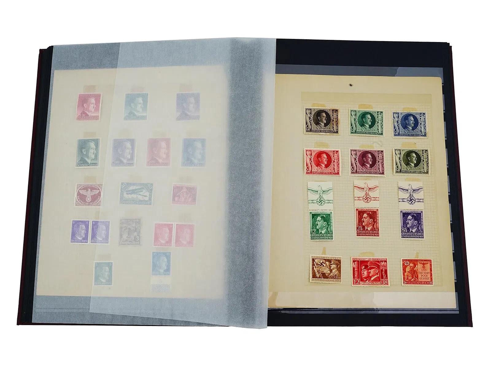 Una collezione di francobolli tedeschi della Seconda Guerra Mondiale. Epoca del Terzo Reich, dal 1930 al 1940. Molti dei francobolli presentano ritratti di Adolf Hitler. Alcuni in un album rappresentativo con copertina rigida. Collezionismo storico