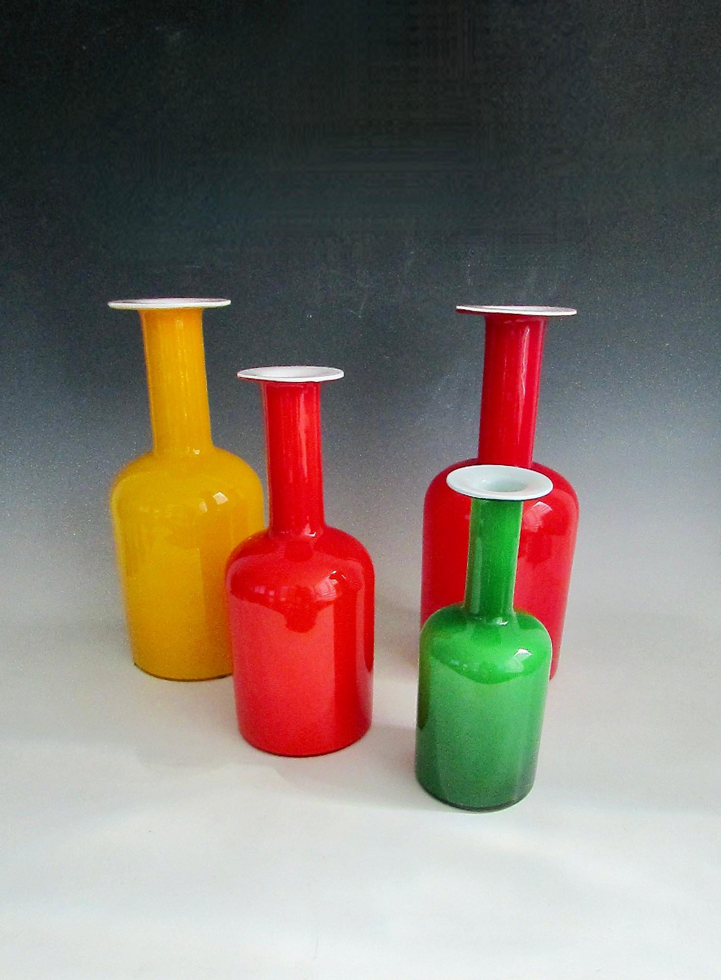 Sammlung von vier Otto Braeur Holmegaard Flaschenvasen . Große rote und große gelbe Maßnahme 17 