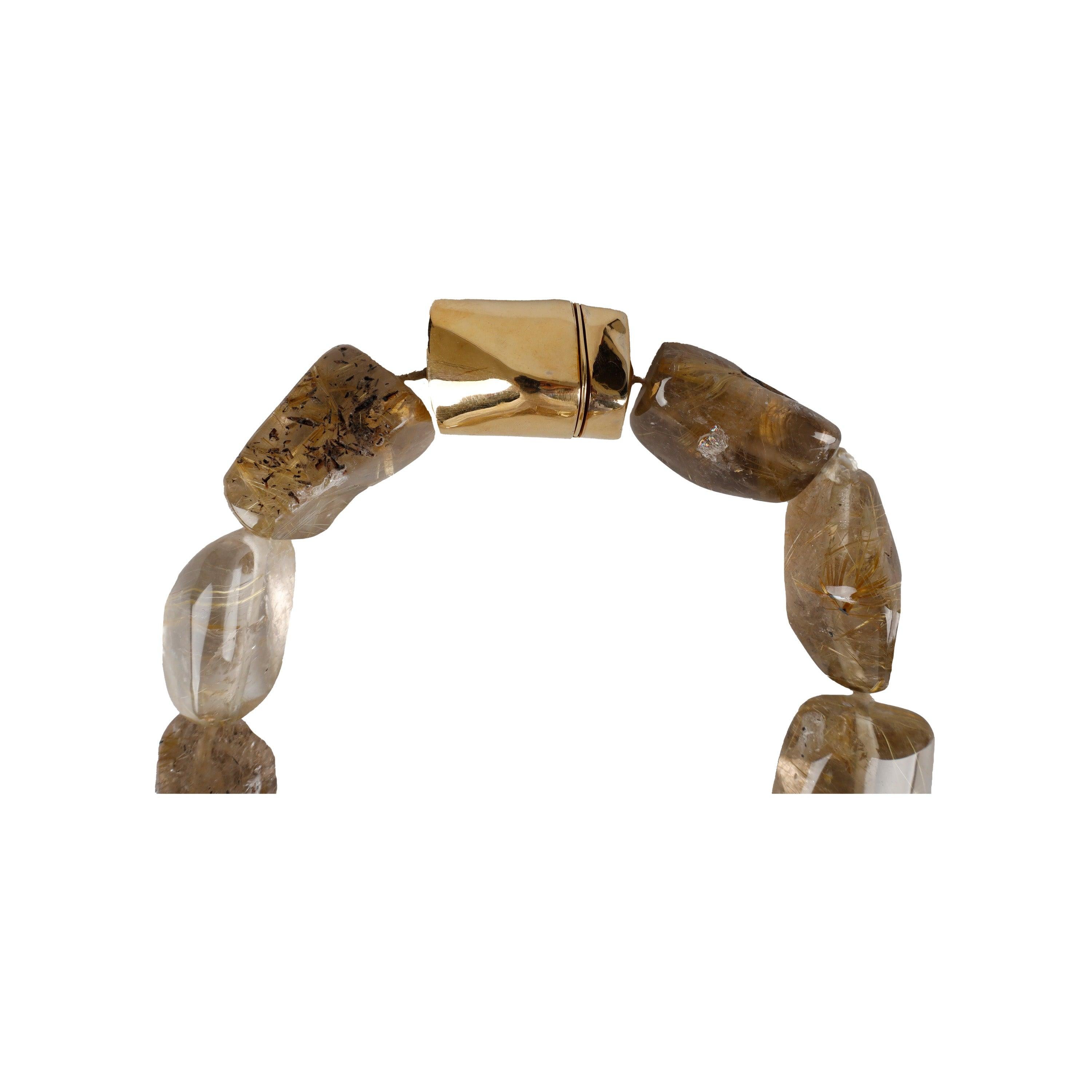 Diese Perlenkette im Vintage-Stil besteht aus glänzendem, mit Harz beschichtetem Glasfasergewebe in natürlichen Erdtönen, einem gegossenen Innenband und einem goldenen Metallverschluss. Es ist ein sammelwürdiges Accessoire, relativ schwer und schön