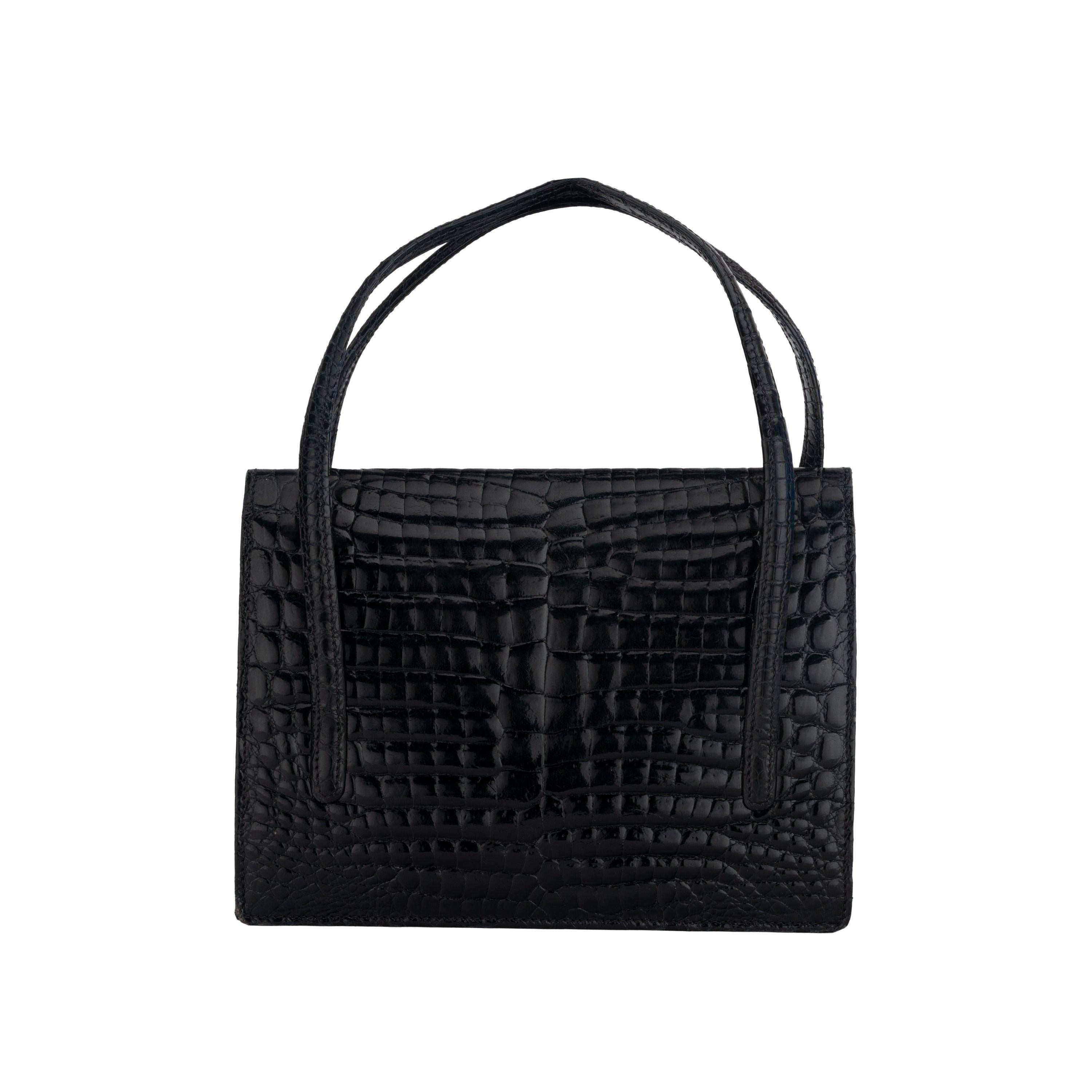 Sac en cuir de crocodile noir fait à la main par Valigeria Rossi. Poches internes et fermeture par boutons-pression.
 
 Hauteur:17;Largeur:23;Profondeur:6