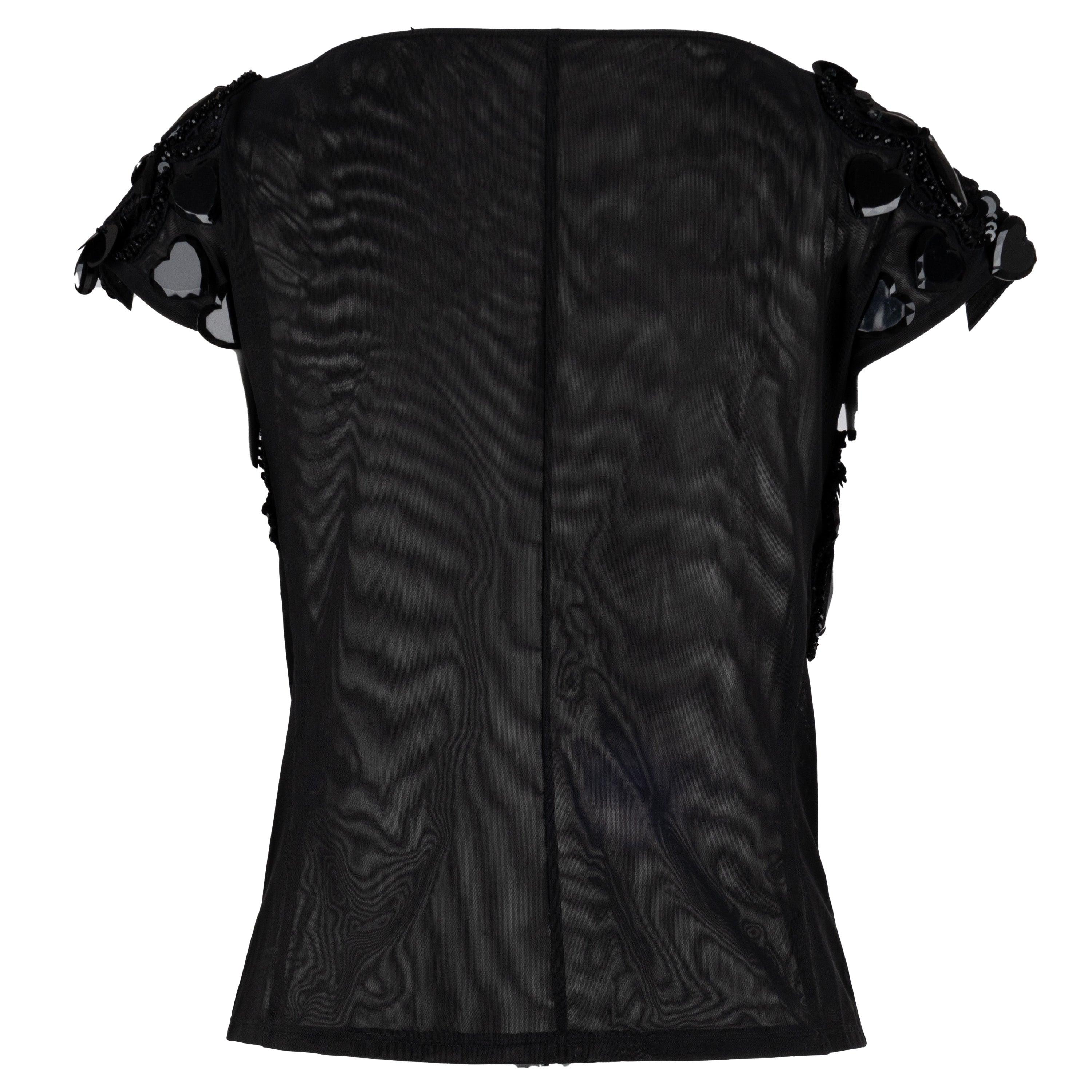 Este Top Embellecido Collection Privée ofrece un aspecto elegante con un sutil toque de lujo. Confeccionado en un tejido negro transparente, está adornado con intrincados bordados, cuentas y lentejuelas para crear un impresionante escote amplio.
