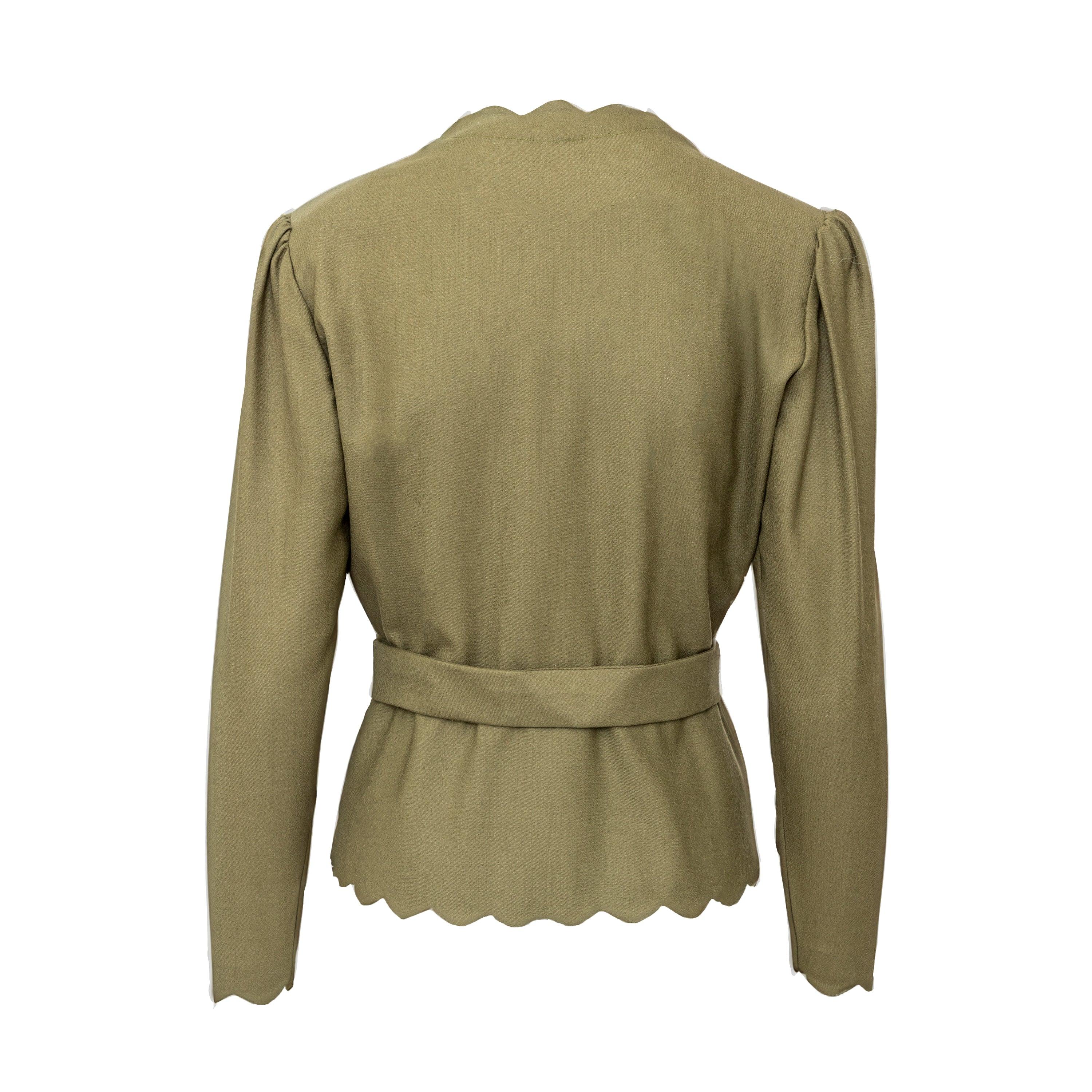 Ein langärmeliges Vintage-Top in einem schönen Olivgrün. Dieses Oberteil aus einer weichen Baumwollmischung hat einen Knopfverschluss auf der Vorderseite und einen schön geschnittenen Zickzack-Saum. Elegante Schulterpads sorgen für Struktur, während