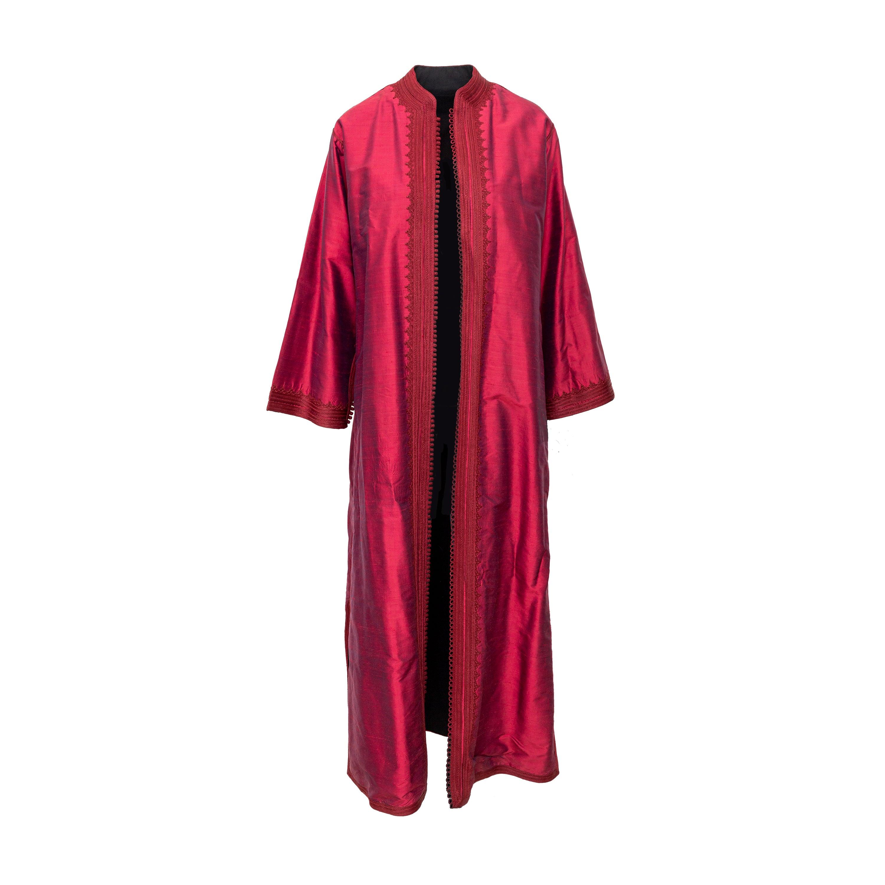 Esta chaqueta única, hecha a mano y procedente de una colección privada, rezuma estilo sartorial. Confeccionado por una sartoria que trabajó para Yves Saint Laurent en Marrakech, presenta intrincados detalles bordados y un lazo de botones en la
