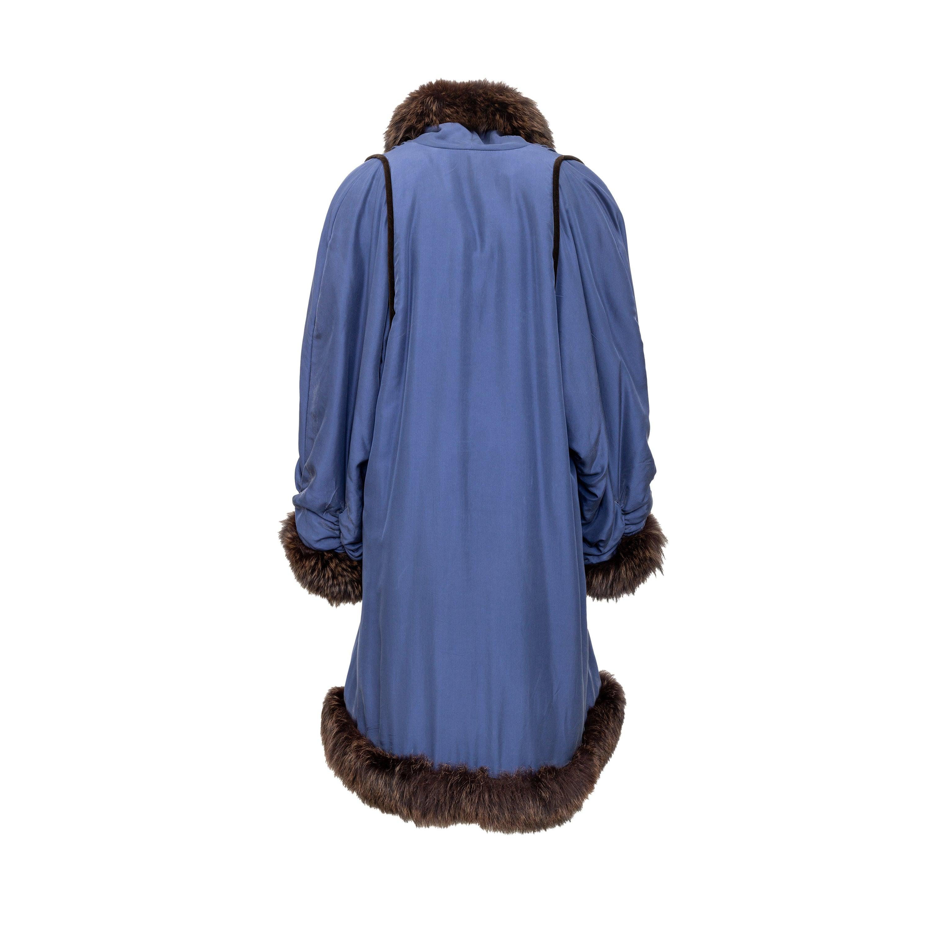 Migliora il tuo guardaroba invernale con il nostro cappotto aperto Collection Privée. Questo cappotto lungo di ispirazione vintage vanta un morbido tessuto blu e un caldo isolamento in piuma d'oca, completato da lussuosi bordi in pelliccia marrone.