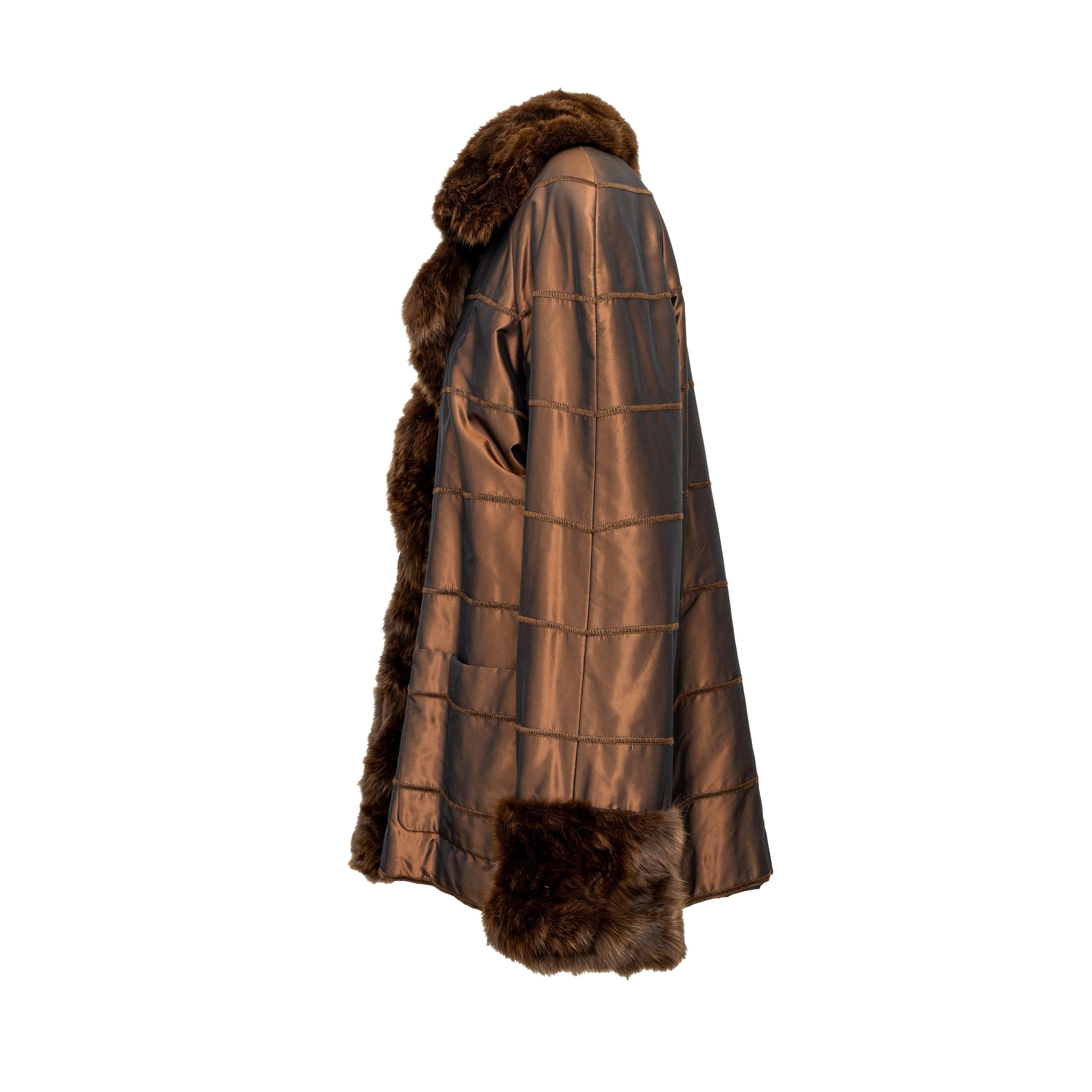 Rimani al caldo e alla moda con il nostro cappotto in raso con pelliccia di Collection'S. Realizzato in raso marrone scuro, presenta rifiniture in morbida pelliccia sul colletto e sull'orlo delle maniche. Foderato orizzontalmente per un tocco di