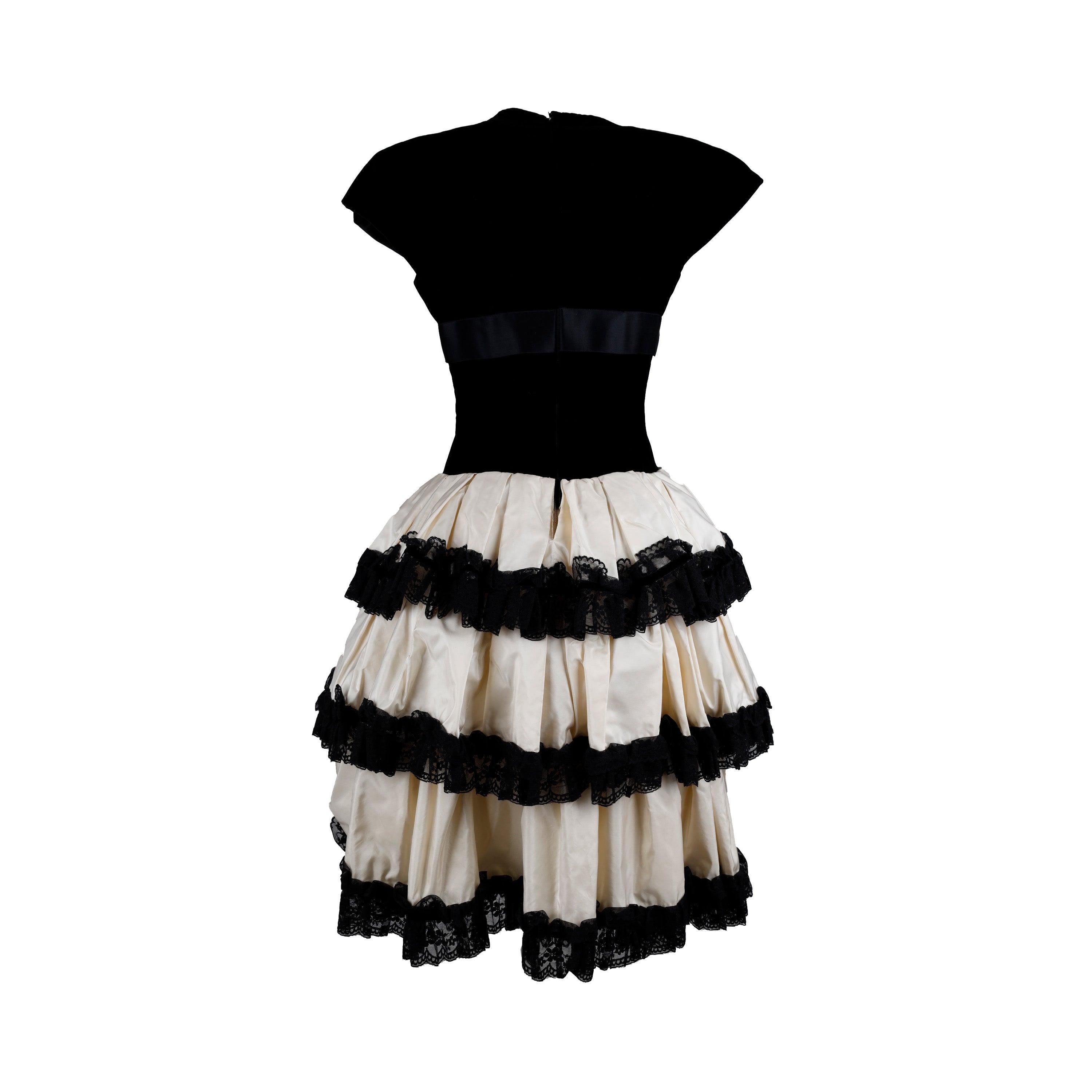 Concediti un'eleganza senza tempo con questi capi sartoriali degli anni '90. Realizzato a mano da Oriana Neri Sartoria, un atelier italiano, con una squisita attenzione ai dettagli, questo abito presenta una lussuosa tomaia in velluto nero con un