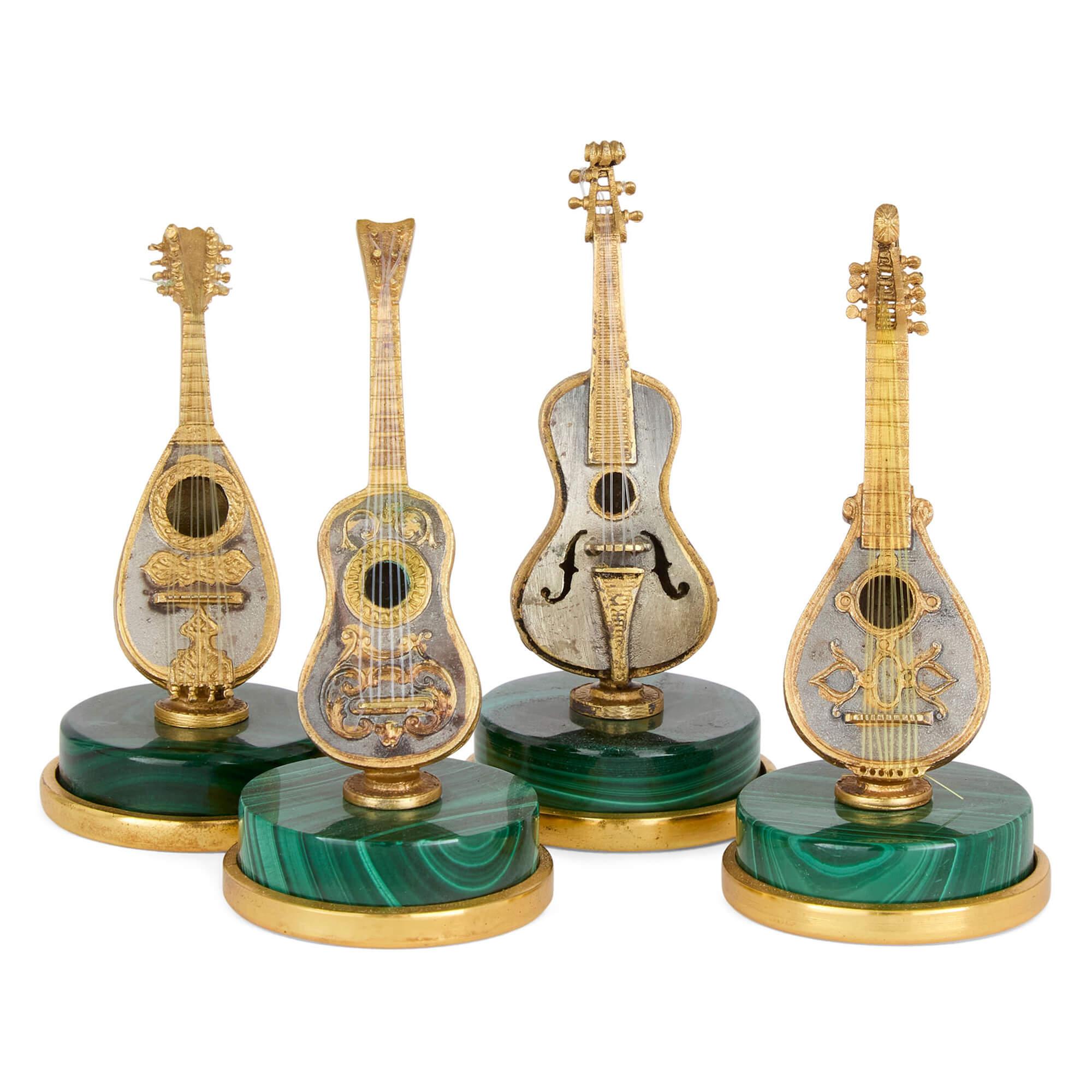 Collectional Seven Italian Modern Miniature Musical Instruments Silver Malachite
Italien, 20e siècle 
Le plus grand (Cello) : Hauteur 6 cm, largeur 3,3 cm

Exemple exceptionnel de l'artisanat italien, cette charmante collection miniature