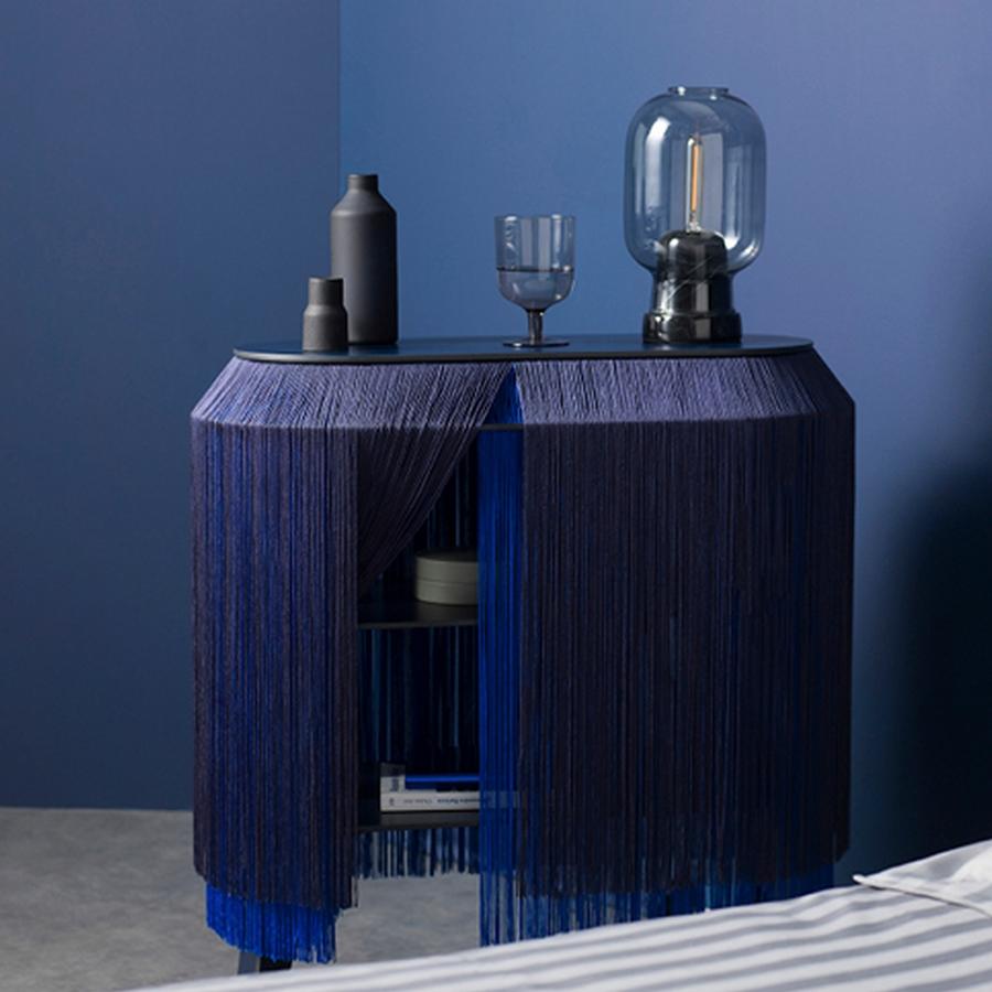 Beistelltisch/Nachttisch mit blauen Fransen, hergestellt in Frankreich im Zustand „Neu“ im Angebot in Beverly Hills, CA