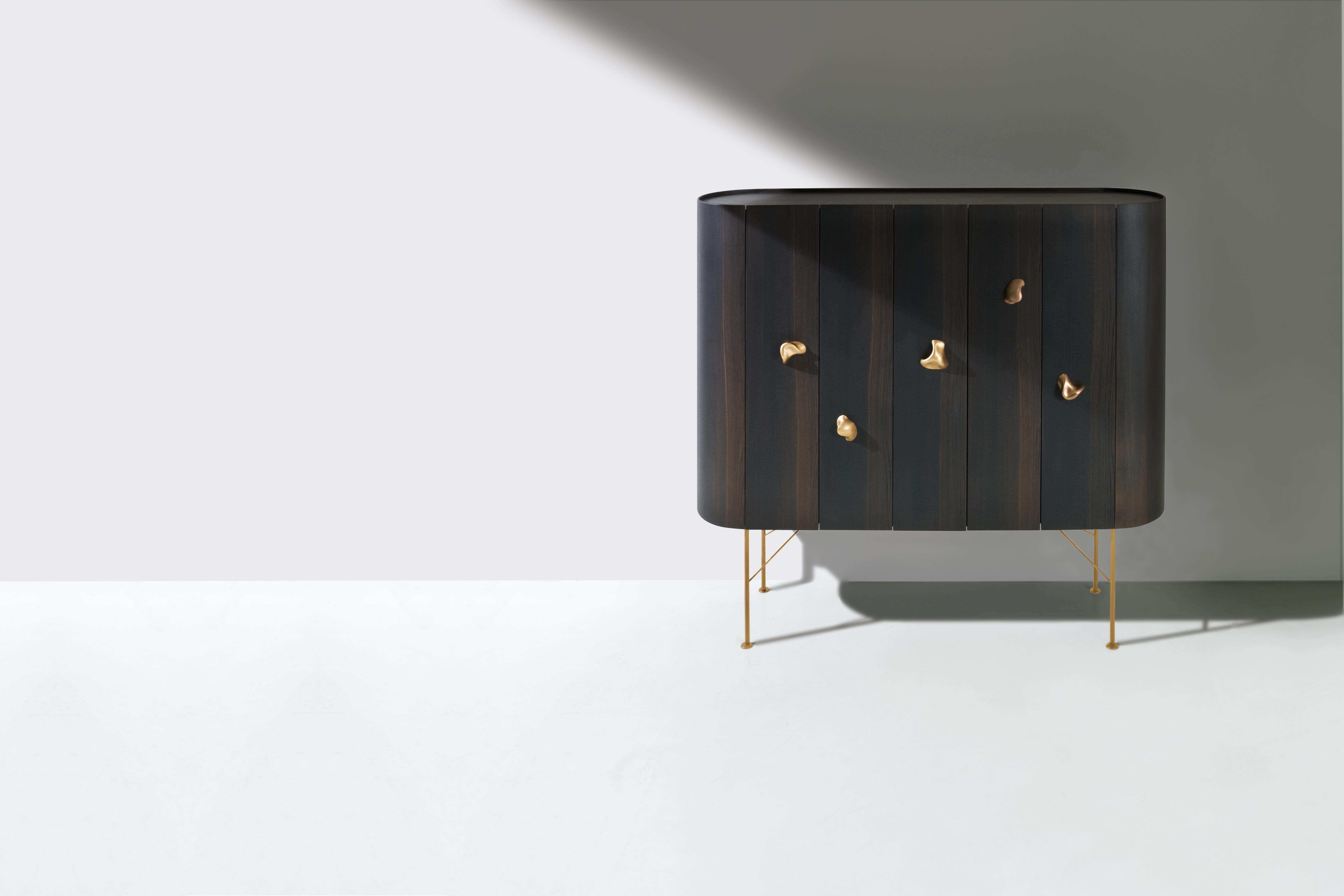 Aparador coleccionista by Laurameroni
Dimensiones: An 160 x Pr 40 x Al 147 cm
Materiales: Fresno siberiano, latón satinado, asas de bronce fundido Sesel

CO 157 SM: Mueble de almacenamiento de madera de fresno siberiano con 7 puertas batientes y